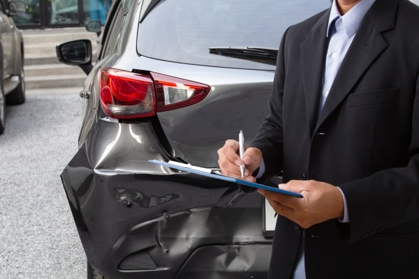 Cómo presentar un reclamo de seguro automovilístico contra alguien