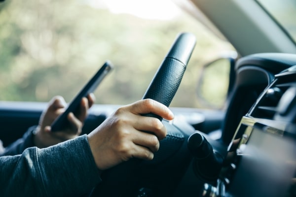 Leyes de tránsito: El uso del teléfono móvil