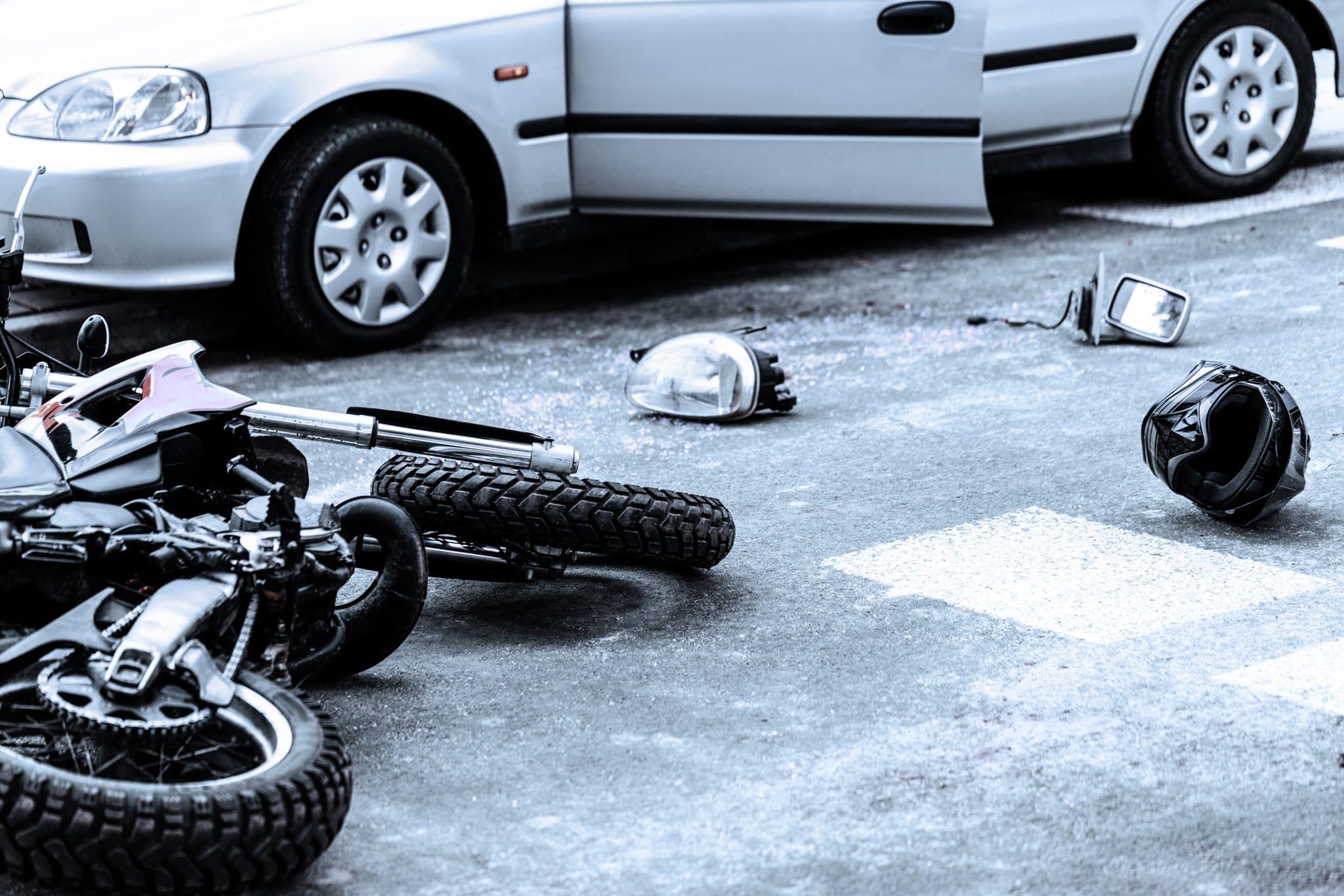 Accidente de motocicleta y medidas de seguridad para protección